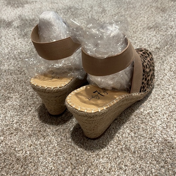 NEVERWORN. Woman’s leopard wedges. - Picture 3 of 8